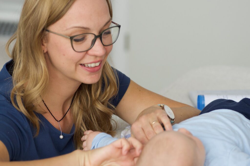 Sanfte Microkinesi-Behandlung eines Babys